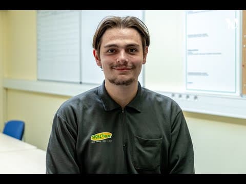 Benjamin, Hôte de caisse chez Stokomani